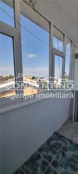 Se vinde gars. conf 1 , decomandata , liber , etj 3 , Centru -Cuza Voda , bloc 1985 - 8