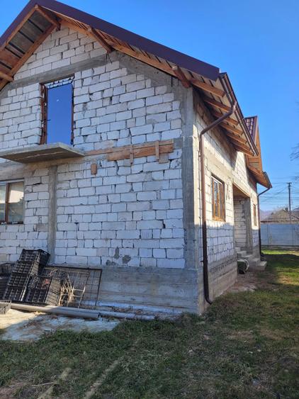 Casa la rosu + Teren 1279mp + Spatiu comercial in statiunea Pucioasa - 2