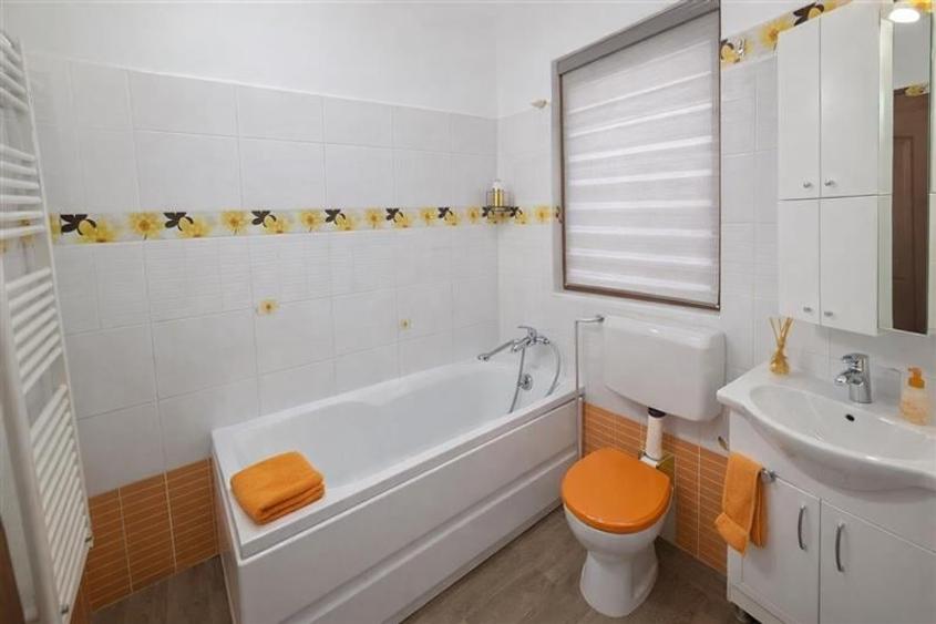 Rezidenta 4 camere,in farmec istoric, vedere Tampa,cu beci si pod,Centrul Istori - 7