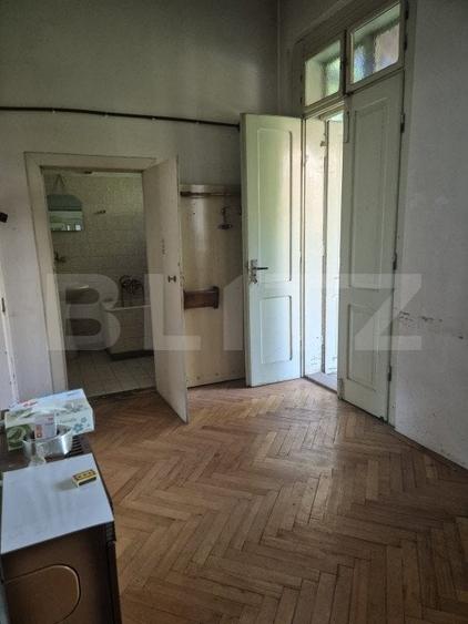 Casa, zona centrala, curte comuna - 1