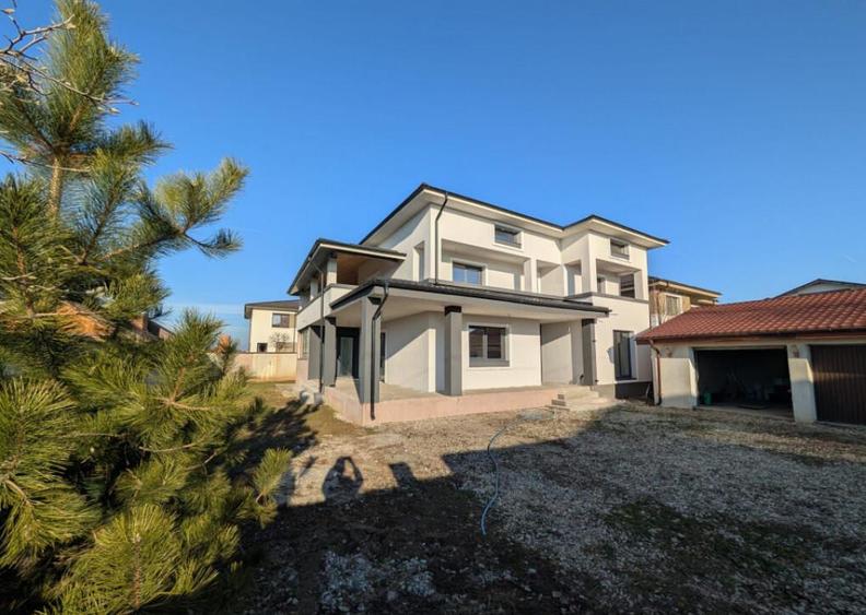 Casa Spa?ioasa cu 7 Camere, 242 mp Utili ?i 600 mp Teren - 1