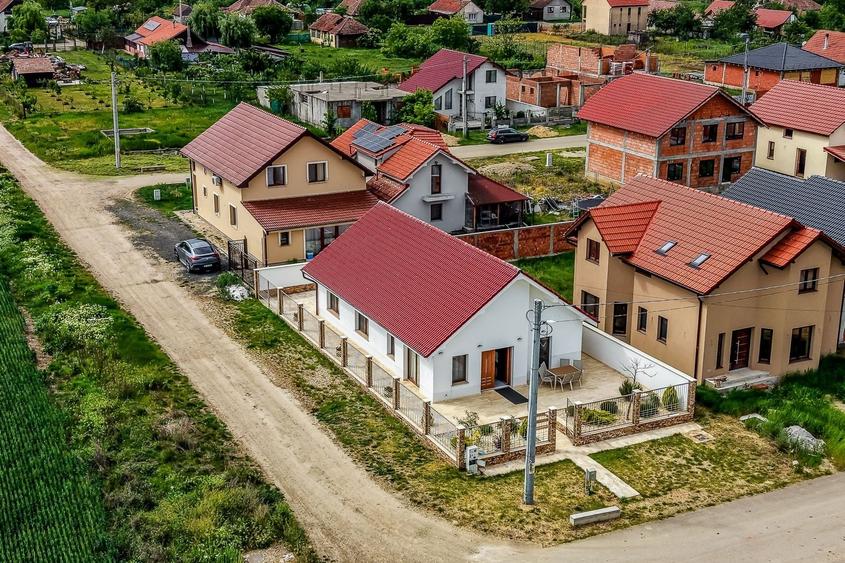 Casă individuală cu 4 camere cu Canalizare în Tisa Nouă