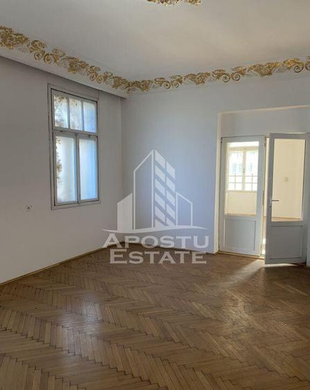 Doua case in aceea?i curte - 7