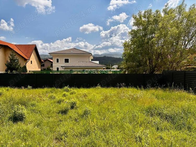 De vanzare teren in Cristian INTRE CASE toate utilitatile la poarta