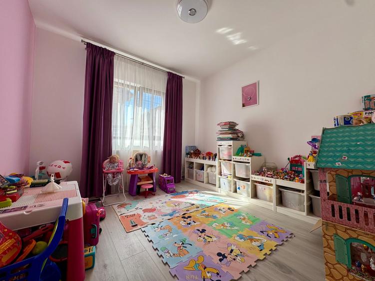 Casă cu 4 camere cu Teren 250 Mp în Giroc