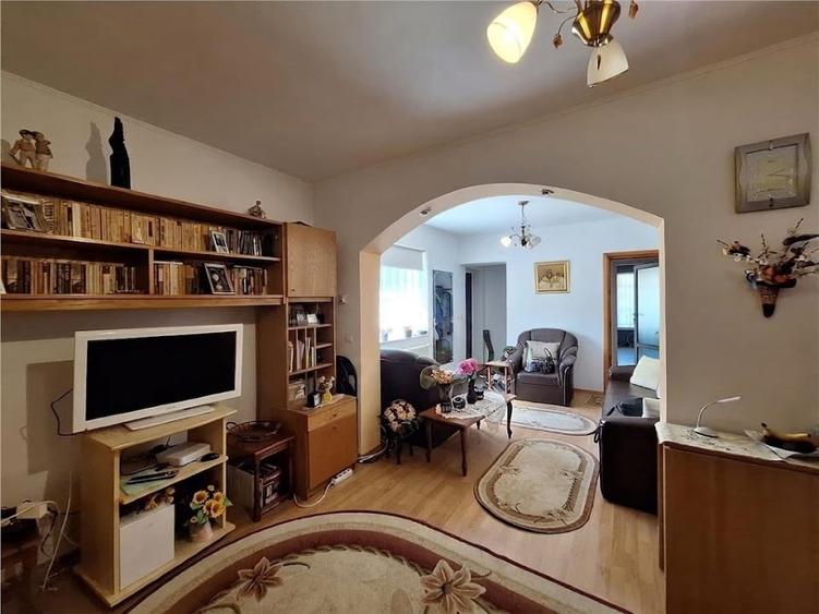 Casă individuală cu 5 camere cu Canalizare în Ultracentral