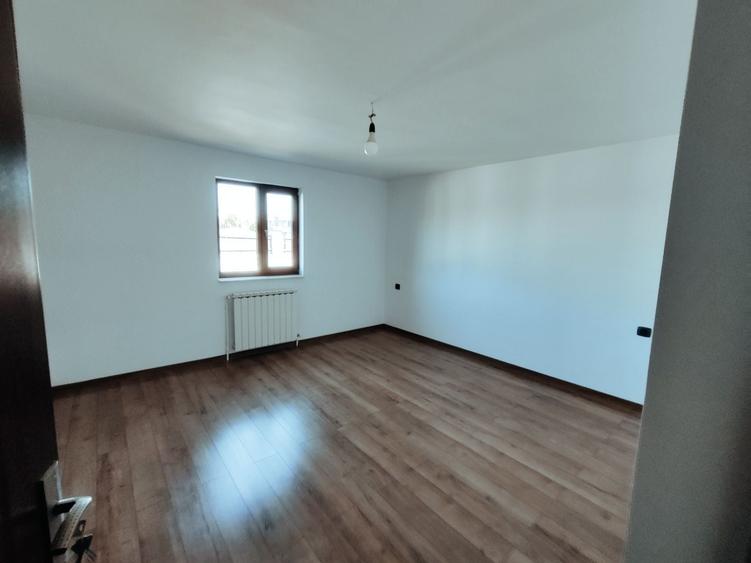 Casă cu 3 camere decomandat în Gălbinași