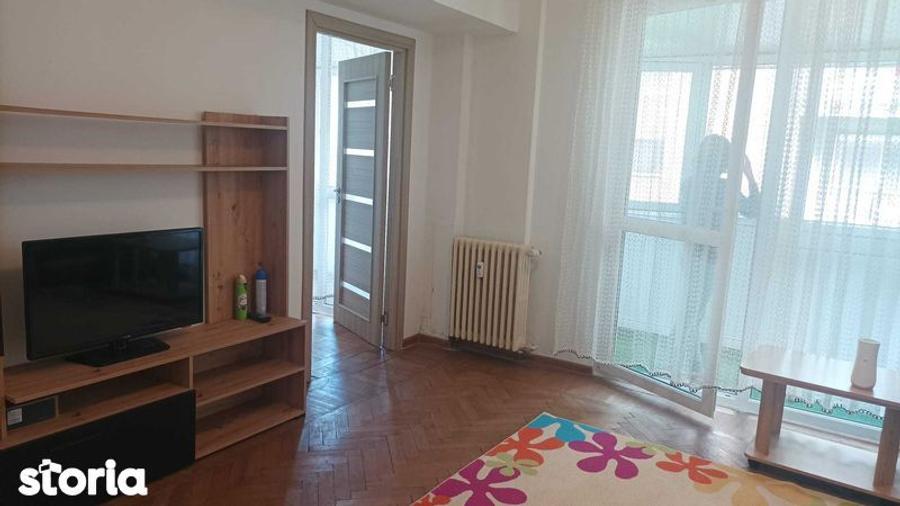 Apartament cu 2 camere semidecomandat în Centrul Civic