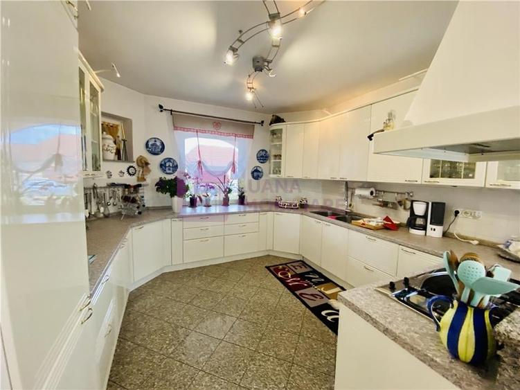Casă individuală cu 7 camere cu Teren 1035 Mp în Central