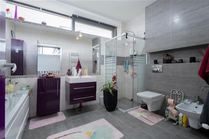Casă individuală cu 5 camere cu Canalizare în Bucium