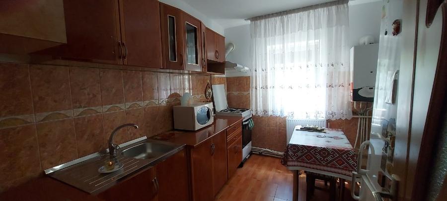 Apartament cu 2 camere semidecomandat, mobilat în Est