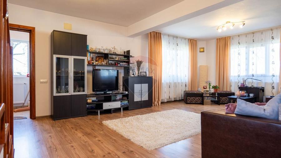 Casă cu 5 camere cu Teren 488 Mp în Bâcu