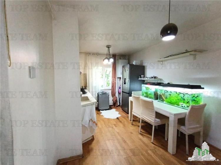 Apartament frumos cu 2 camere, intr-un bloc cu 4 niveluri, stradal, la 5 minute
