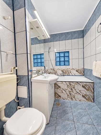 Apartament cu 4 camere decomandat în Casa de Cultură
