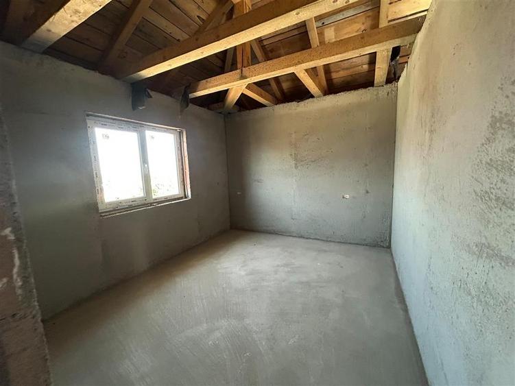 Duplex cu 4 camere cu Canalizare în Ipotești