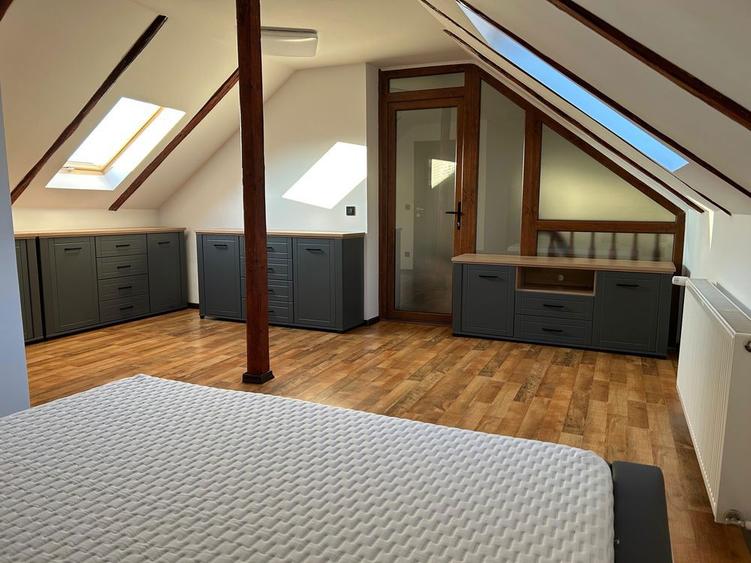 Vand apartament smart 3 camere -mansarda- loc de parcare-curte - 1