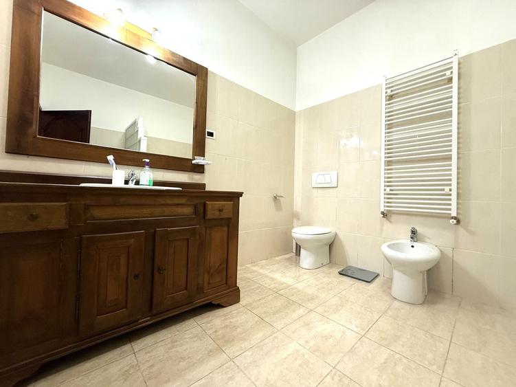 Apartament cu 3 camere semidecomandat, mobilat în Ultracentral