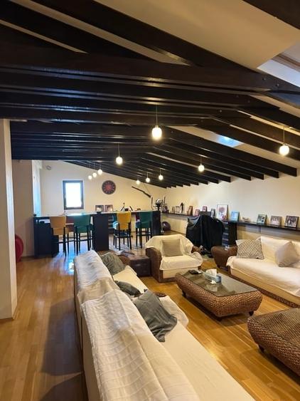 Casă individuală cu 8 camere cu Canalizare în Central