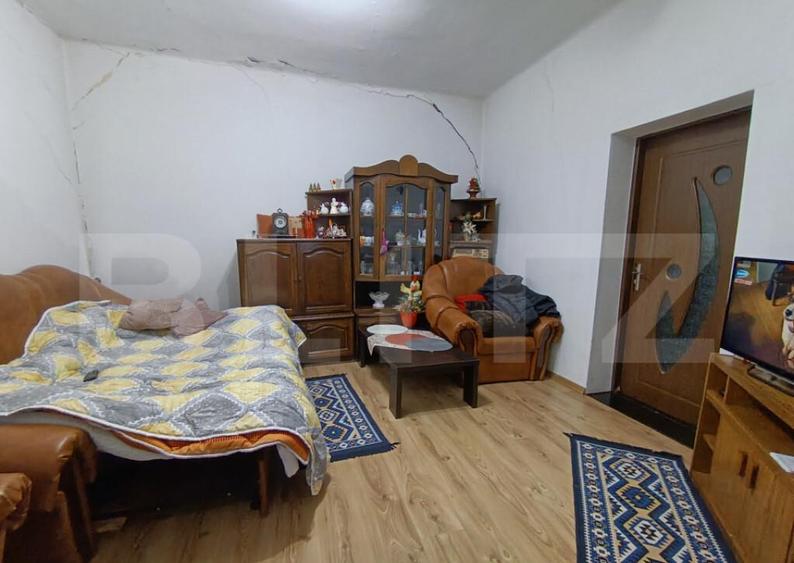 Casa cu 3 camere,baie, bucatarie,anexe.pivni?a teren 800 m - 8