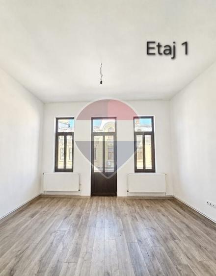 Apartament cu 6 camere semidecomandat în Central