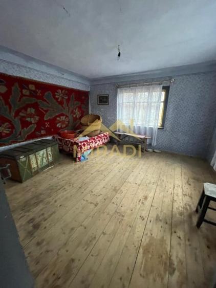 Casă individuală cu 5 camere cu Teren 1990 Mp în Adunați