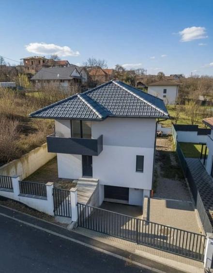 Casă individuală cu 4 camere cu Canalizare în Dezmir