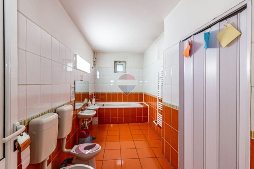 Casă individuală cu 7 camere cu Teren 250 Mp în Drumul Taberei