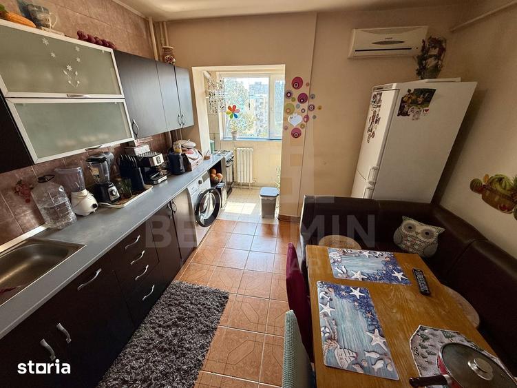 Apartament cu 3 camere semidecomandat în Craiovița Nouă