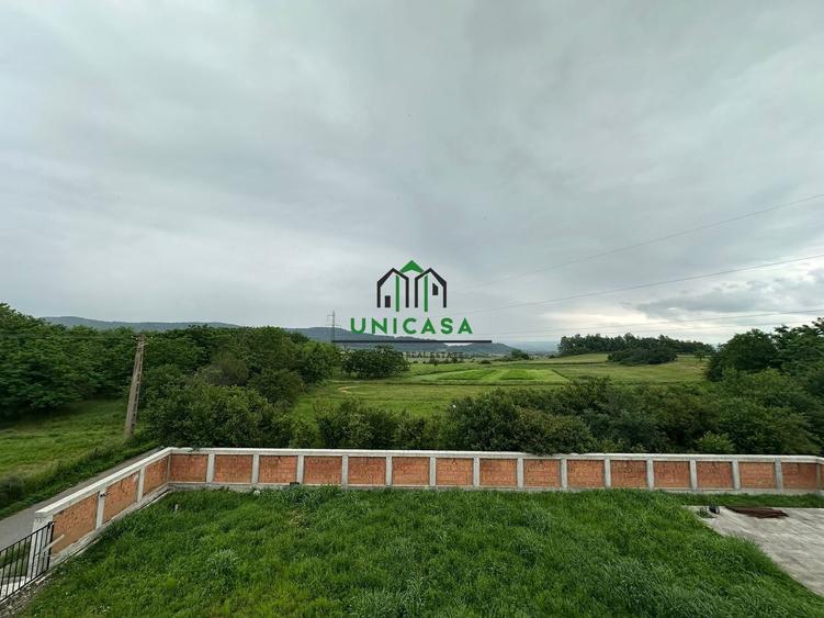 Casă individuală cu 8 camere cu Canalizare în Periferie