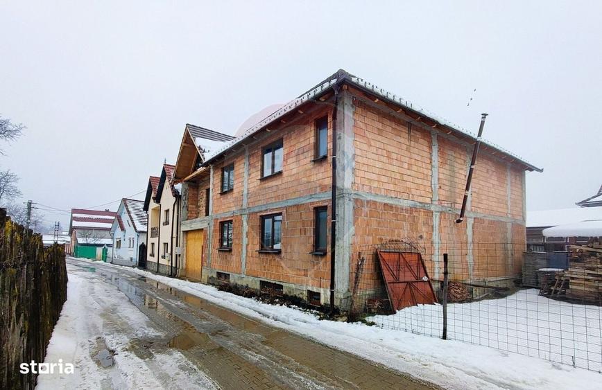 Casă cu 4 camere cu Teren 300 Mp în Central