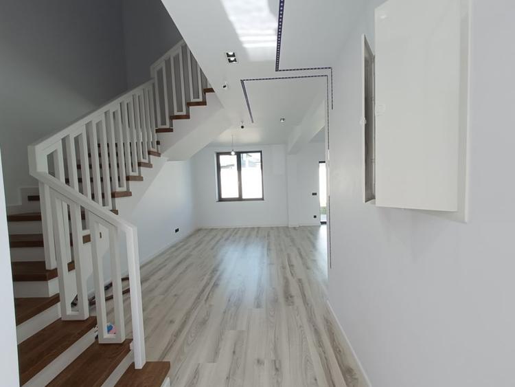 Duplex cu 4 camere cu Canalizare în Popas Păcurari