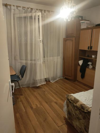 Apartament cu 3 camere decomandat în Cornișa