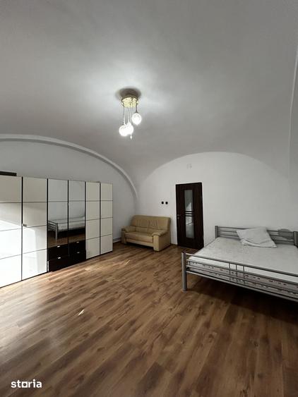 Apartament cu 3 camere, mobilat în Boul Roșu