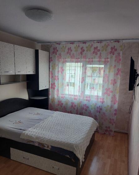 Inchiriez apartament 3 camere Mioritei - 1