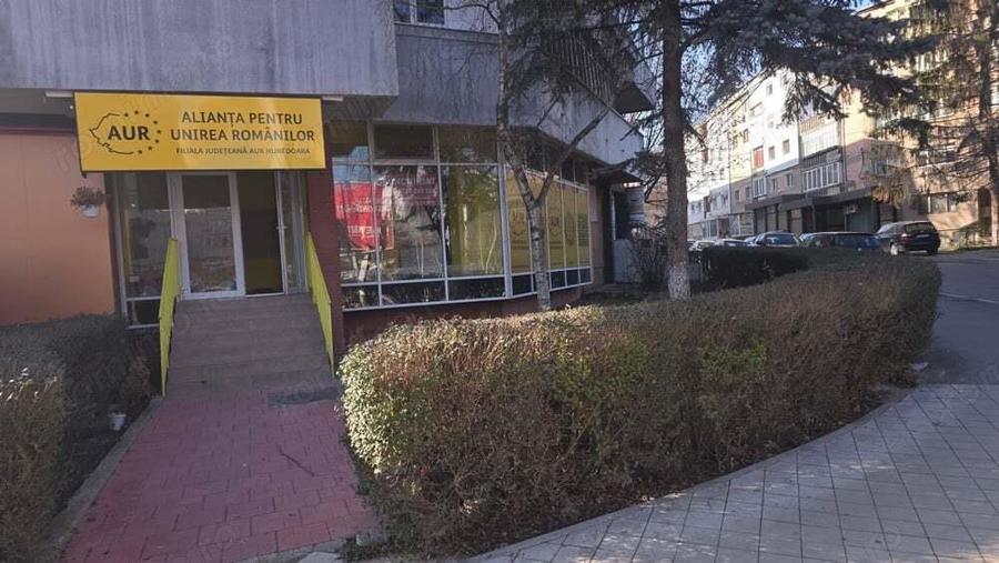 Inchiriez spatiu comercial in Deva, zona ultracentrala (Bld Decebal colt cu I. Creanga), 70 mp - 1