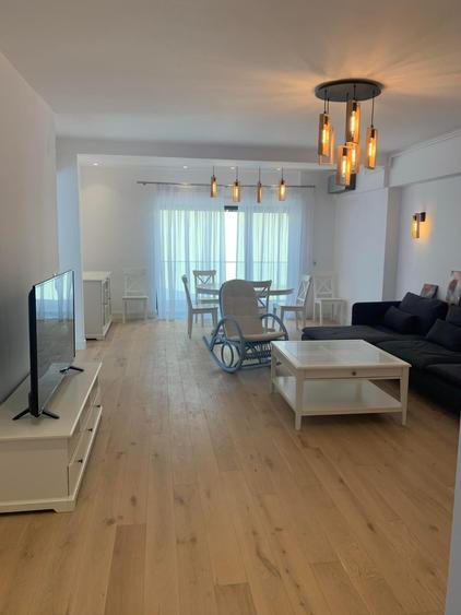 Apartament cu 3 camere semidecomandat, mobilat în P-ța Victoriei