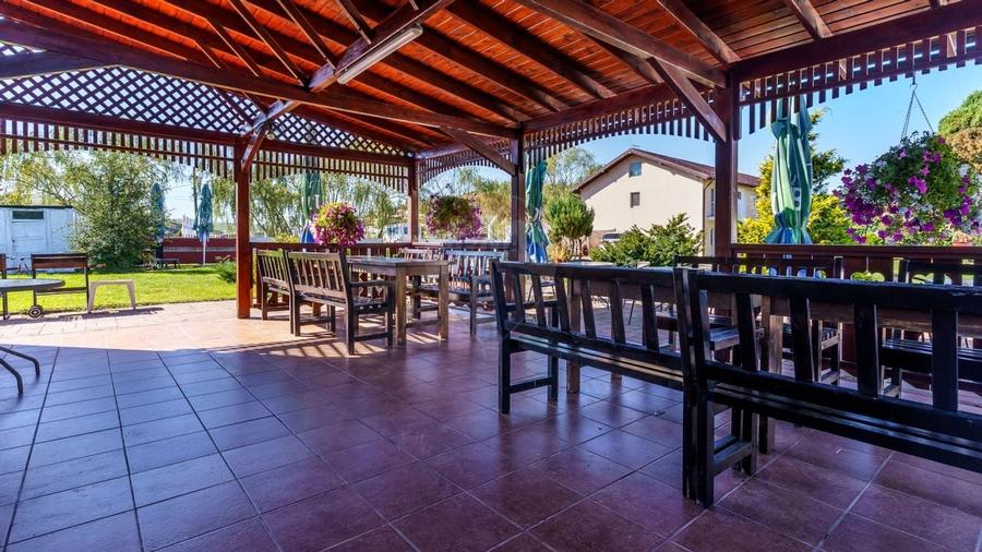 Pensiune cu 16 camere de vanzare, potential investitie,COMISION 0 - 14