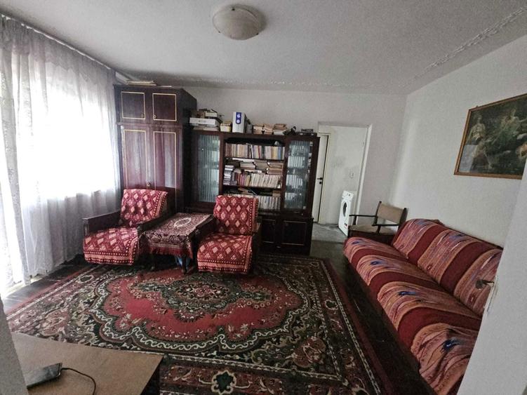 Apartament 3 camere, central, etaj 1, Confort 1 Sporit, Adjud, Vrancea - 1