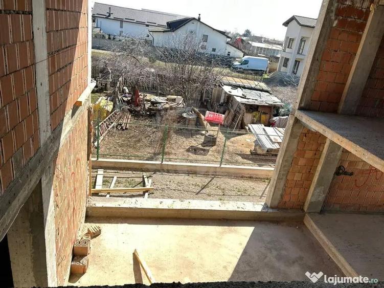 Casa la rosu. Strejnicu. 6 camere - 7