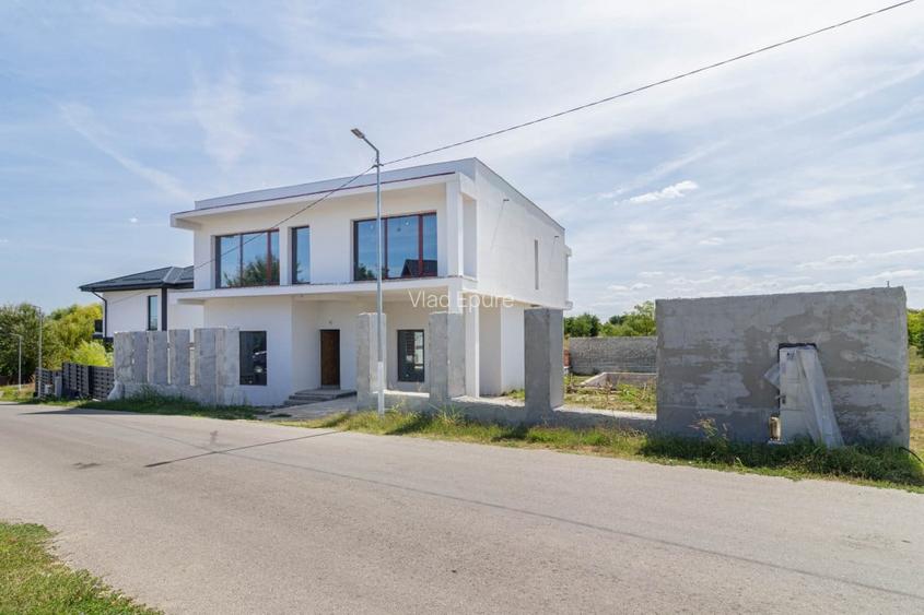 Vila moderna P+1 cu piscina si teren generos – Corbeanca, str. Laguna Albastra