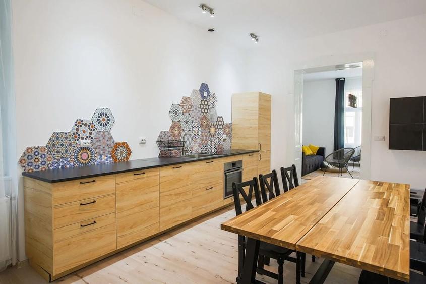 Chirie, apartament 2 dormitoare, central 550 E/lună (neg). Comision 0. - 5