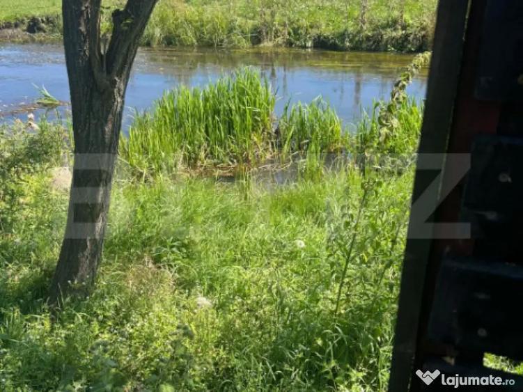 Teren ingradit si casa la rosu - 6