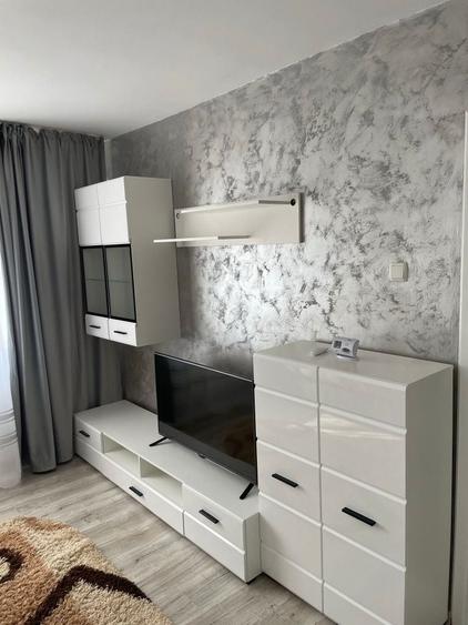 Inchiriez apartament 3 camere zona hipodrom - 1