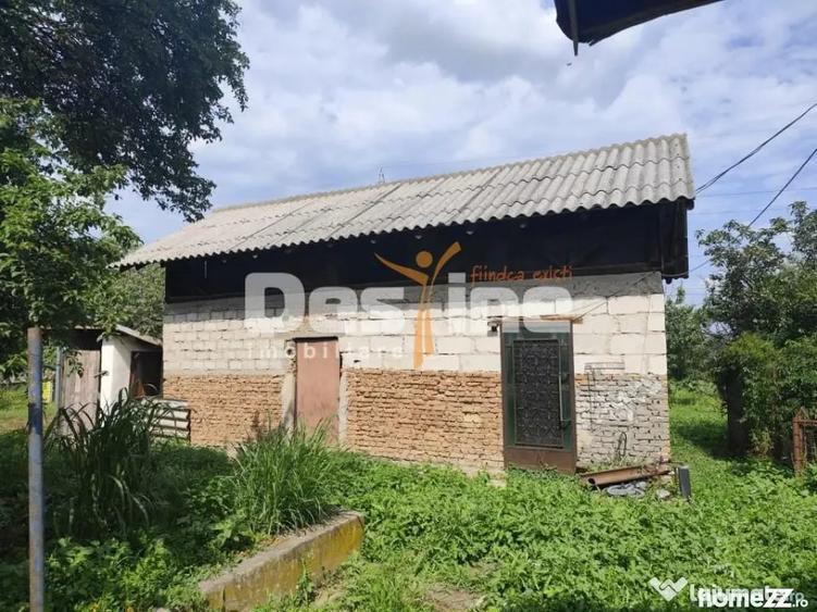 Casă cu 4 camere cu Teren 1075 Mp în Cătina