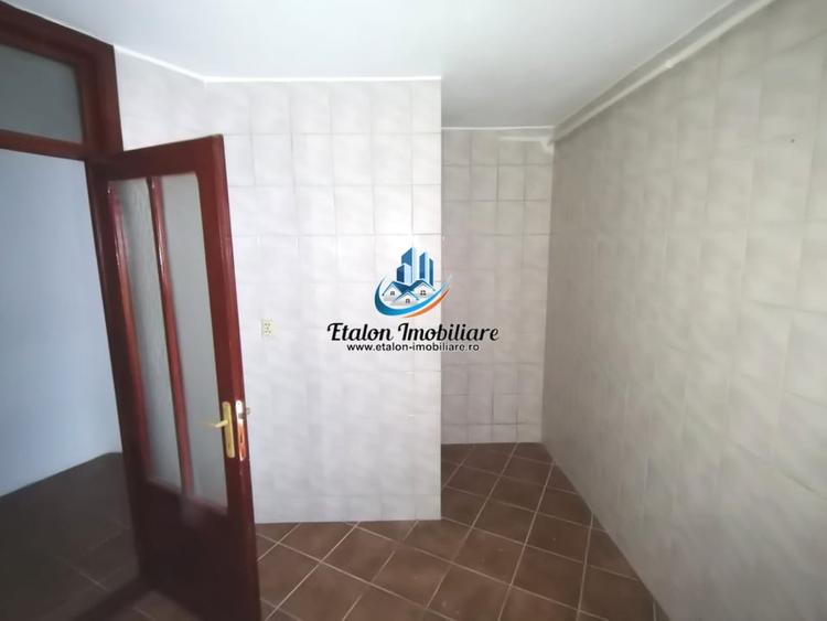 Apartament 3 camere etaj 4, cu pod, zona centrala Piatra Neamt - 2