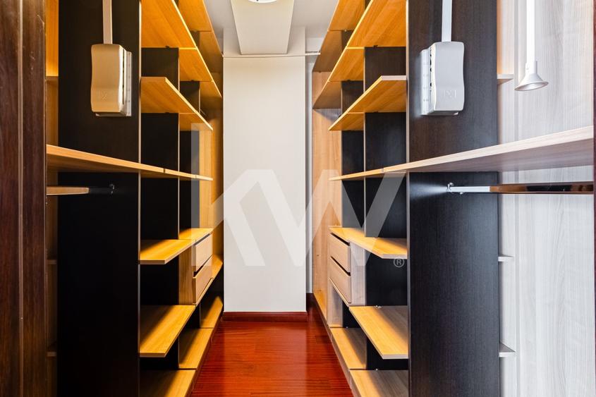 Închiriere apartament 4 camere, acces la parcare cu barieră, strada De Mijloc - 13