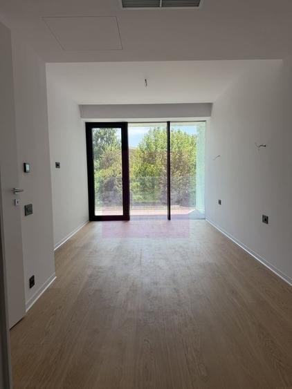 Apartament cu 4 camere decomandat în Lacul Tei