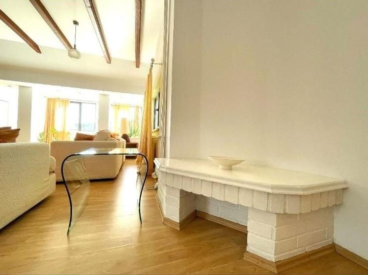 Casă individuală cu 5 camere cu Canalizare în Castelul Peleș