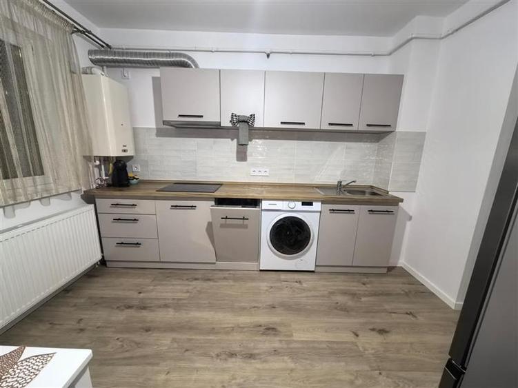 Apartament cu 2 camere semidecomandat, mobilat în Simeria