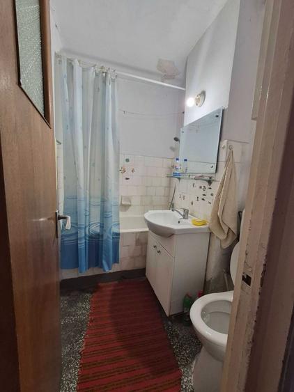 Apartament cu 3 camere semidecomandat în Colentina